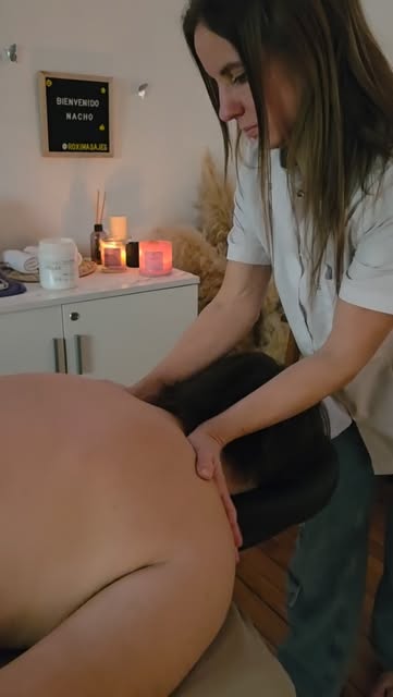 Sesión de masaje con piedras calientes en Punto Relax